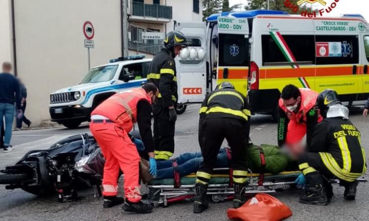 Violento scontro tra auto e scooter all'incrocio: 51enne trasportato a Torrette Violento scontro tra auto e scooter all'incrocio: 51enne trasportato a Torrette