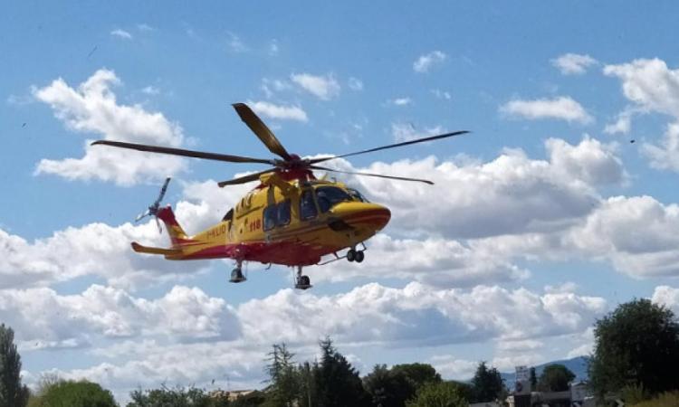 Macerata, incidente sul lavoro: carrozziere precipita da una scala. Trasferito in codice rosso a Torrette