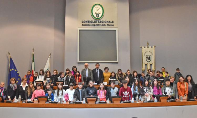 San Ginesio, 40 alunni dell'istituto "Tortoreto" in visita al Consiglio regionale