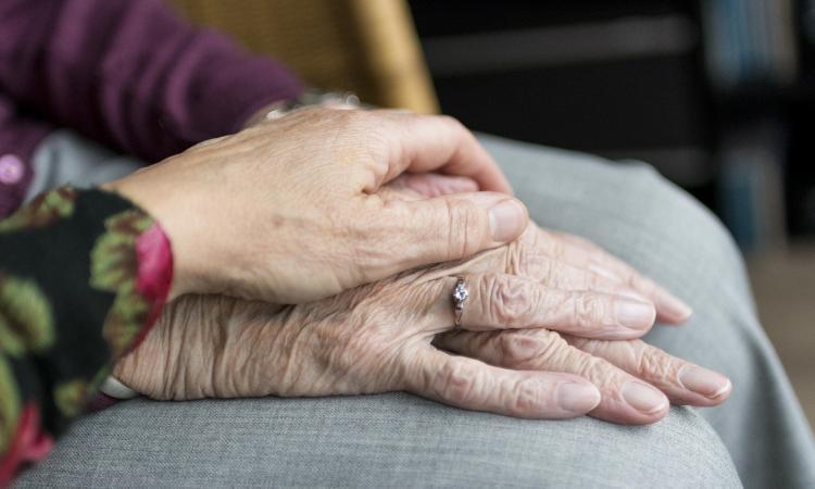Civitanova, "Le mani sanno raccontare": all'Annibal Caro voci di convivenza con l'Alzheimer