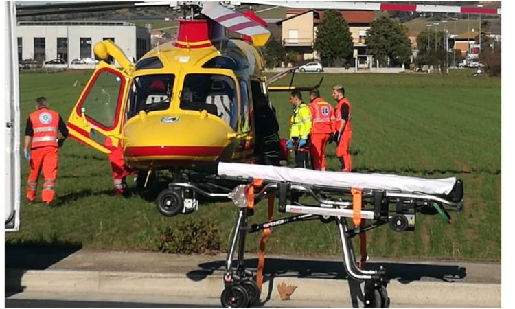 Montelupone, scontro frontale tra auto e furgone: tre feriti. Una donna a Torrette in elisoccorso