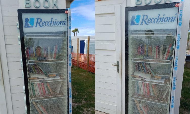 Frigo-book vandalizzato di fronte la Biblio Express. CivitaSvolta: "Questi fatti ci rendono più forti"