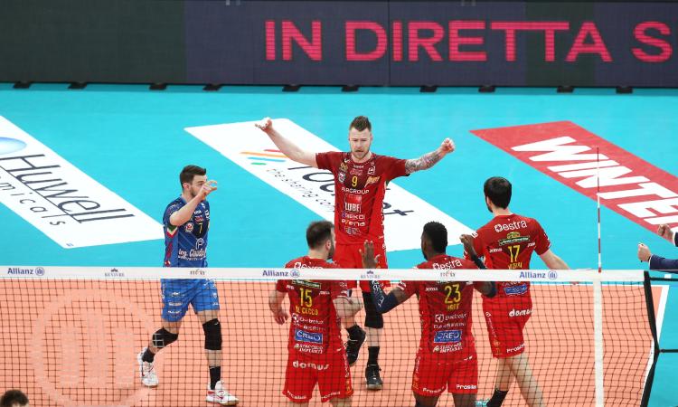 Lube, la semifinale Scudetto torna in parità: i biancorossi cedono al tie break a Milano Lube, la semifinale Scudetto torna in parità: i biancorossi cedono al tie break a Milano