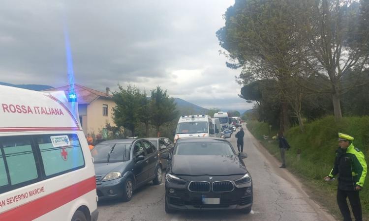 San Severino, tamponamento a catena lungo la Statale: due feriti e lunghe code San Severino, tamponamento a catena lungo la Statale: due feriti e lunghe code