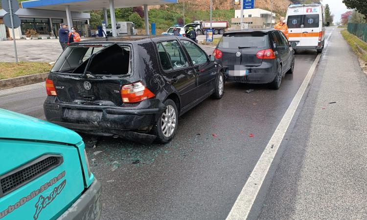San Severino, tamponamento lungo la "Septempedana": una donna in ospedale (FOTO) San Severino, tamponamento lungo la "Septempedana": una donna in ospedale (FOTO)