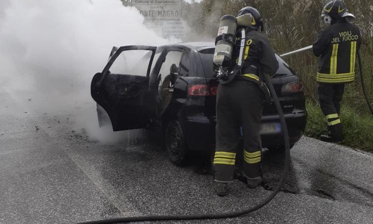 L'auto prende fuoco dopo l'incidente: tre donne ferite L'auto prende fuoco dopo l'incidente: tre donne ferite
