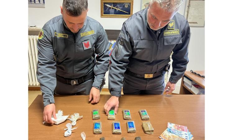 Civitanova, cane 'fiuta' droga in stazione: fermato 20enne. A Tolentino scoperta base di spaccio Civitanova, cane 'fiuta' droga in stazione: fermato 20enne. A Tolentino scoperta base di spaccio