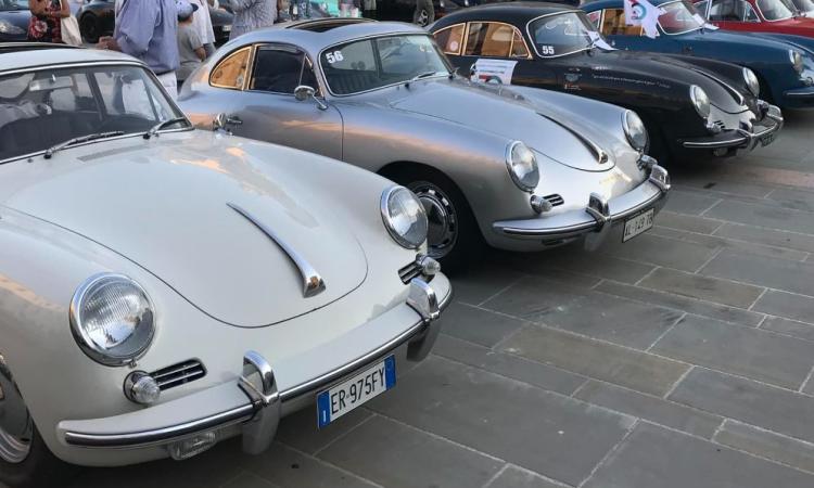 Tolentino, in piazza arrivano le Porsche: domenica all'insegna dei motori Tolentino, in piazza arrivano le Porsche: domenica all'insegna dei motori