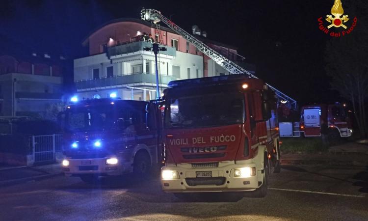 In fiamme il tetto di un condominio: intervengono i vigili del fuoco con due autobotti