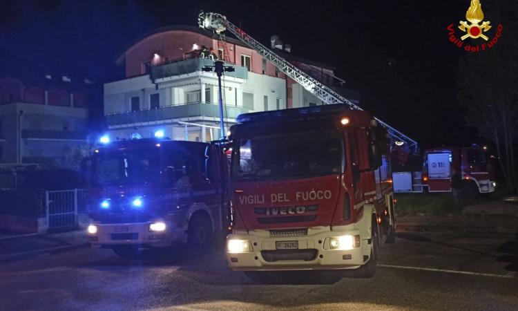 In fiamme il tetto di un condominio: intervengono i vigili del fuoco con due autobotti In fiamme il tetto di un condominio: intervengono i vigili del fuoco con due autobotti