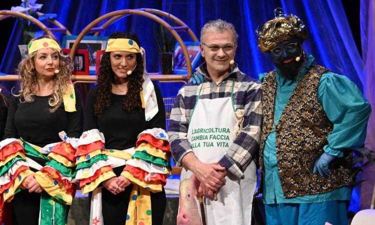 Il 'Teatro Instabile' fa il pieno di risate in giro per le Marche: "La nostra lingua? Il dialetto recanatese" Il 'Teatro Instabile' fa il pieno di risate in giro per le Marche: "La nostra lingua? Il dialetto recanatese"