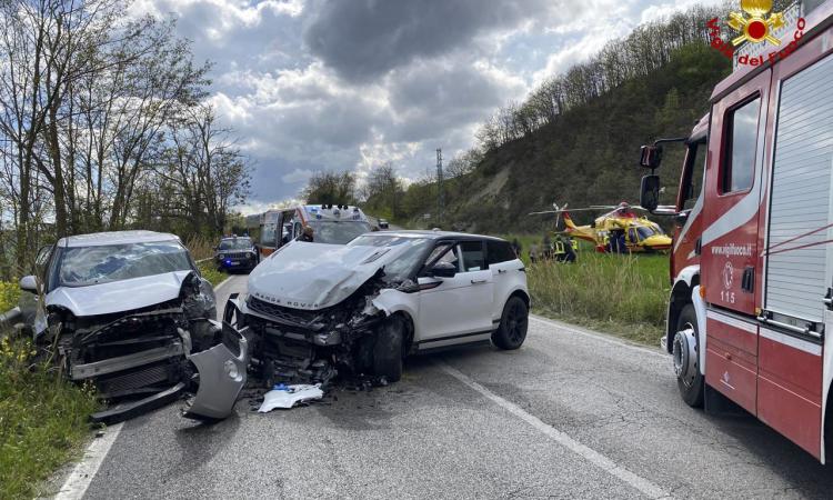 Scontro frontale tra due auto: strada chiusa, interviene l'eliambulanza Scontro frontale tra due auto: strada chiusa, interviene l'eliambulanza