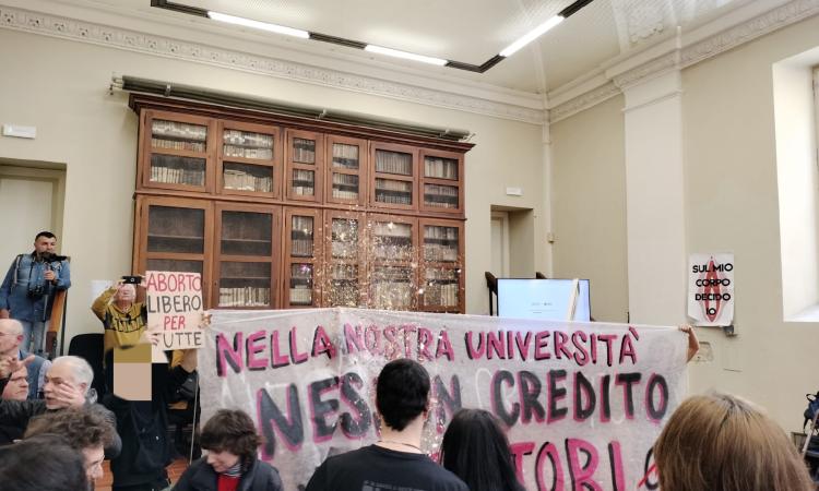Macerata, bagarre e proteste al convegno Pro Vita: studenti e femministe occupano la biblioteca Macerata, bagarre e proteste al convegno Pro Vita: studenti e femministe occupano la biblioteca