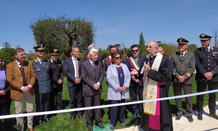 Inaugurato all'Abbadia di Fiastra il Parco della Vita: 150 alberi da dedicare ai propri cari Inaugurato all'Abbadia di Fiastra il Parco della Vita: 150 alberi da dedicare ai propri cari