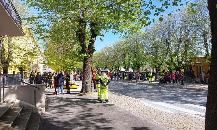 Caldarola, gli alunni a lezione di emergenze: esercitazioni con la protezione civile Caldarola, gli alunni a lezione di emergenze: esercitazioni con la protezione civile