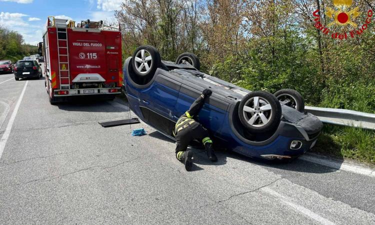 Macerata - Scontro tra due auto lungo la provinciale, una si ribalta: uomo estratto dai vigili del fuoco