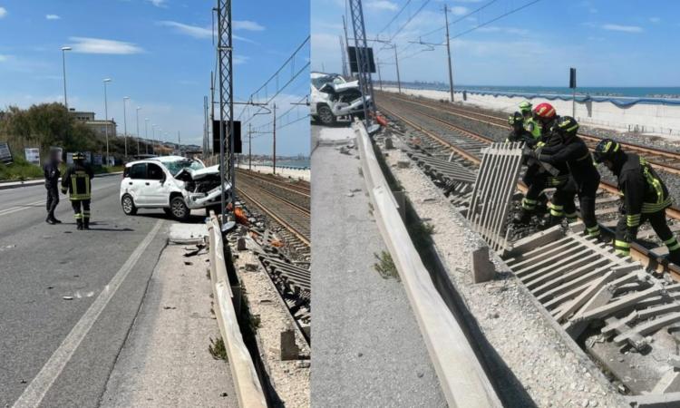 Torrette, auto si schianta contro le recinzioni in cemento della ferrovia: traffico bloccato