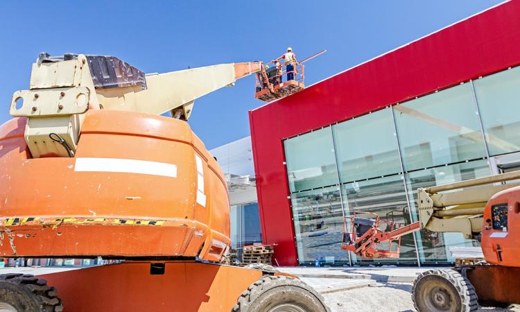 Come scegliere la piattaforma semovente ideale per lavori all'aperto