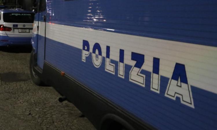 Blitz della polizia, sventato rave nel giorno della Liberazione: in mille pronti al party Blitz della polizia, sventato rave nel giorno della Liberazione: in mille pronti al party