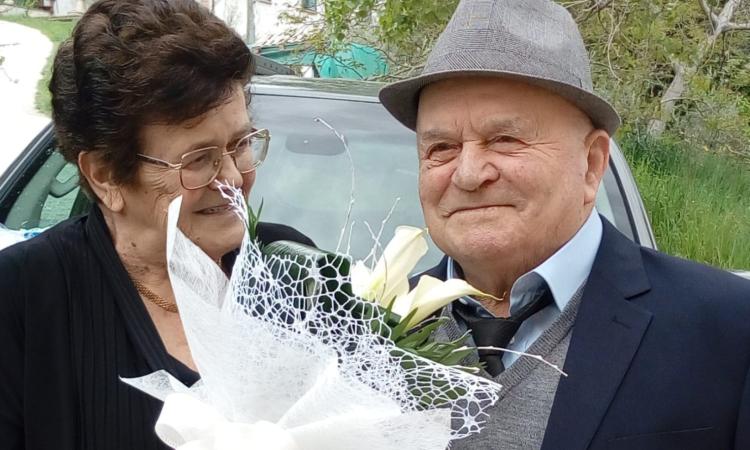 Tolentino, Norina e Antonio brindano alle nozze di diamante: "Mister e miss pazienza, il segreto per durare 60 anni"