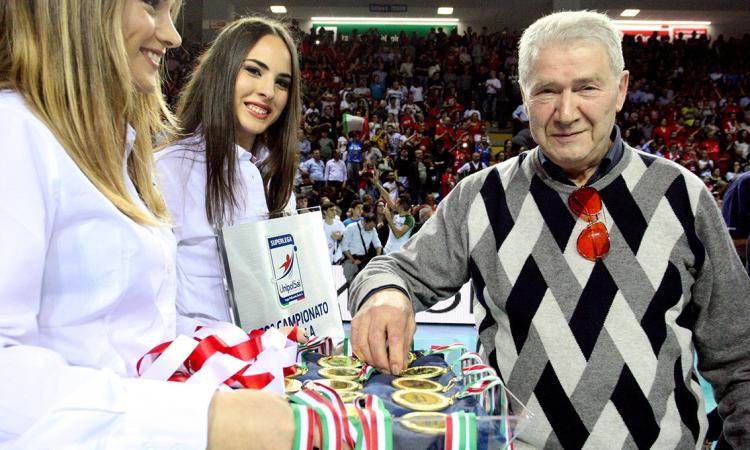 Lube in finale, l'entusiasmo del patron Luciano Sileoni: "Nessuno ci credeva, ora con Trento vogliamo vincere" Lube in finale, l'entusiasmo del patron Luciano Sileoni: "Nessuno ci credeva, ora con Trento vogliamo vincere"