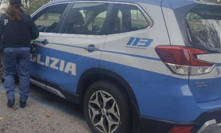 Violento contro la compagna, aggredisce i poliziotti e danneggia la volante. Arrestato 39enne