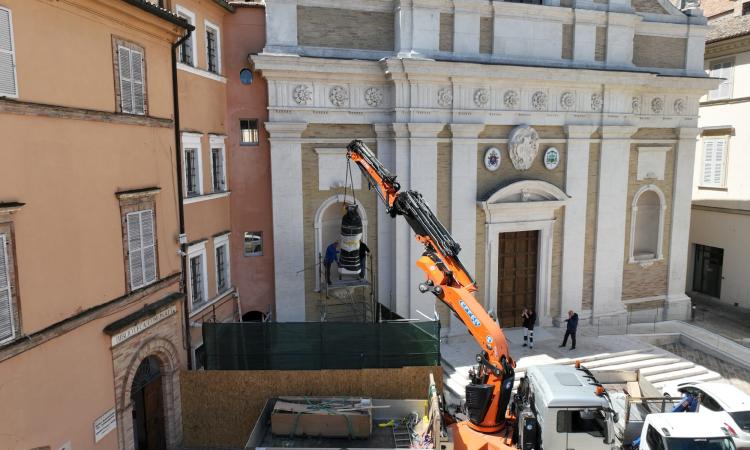 Macerata, installate alla Cattedrale di San Giovanni le statue arrivate dalla Cina: rappresentato padre Matteo Ricci