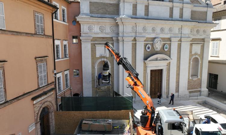 Macerata, installate alla Cattedrale di San Giovanni le statue arrivate dalla Cina: rappresentato padre Matteo Ricci Macerata, installate alla Cattedrale di San Giovanni le statue arrivate dalla Cina: rappresentato padre Matteo Ricci