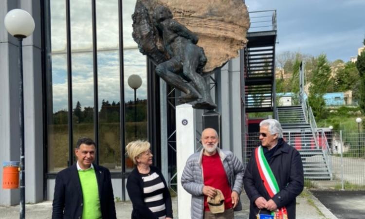 Macerata, restaurata l'opera del maestro Pannocchia: installazione di fronte al Banca Macerata Forum