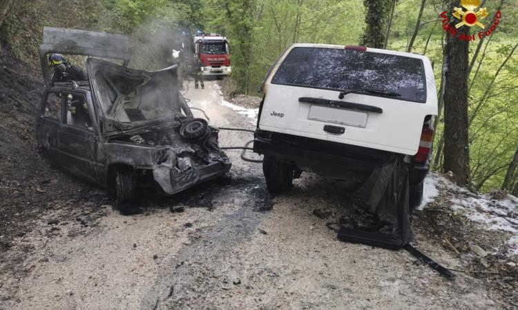 Sarnano, due auto in fiamme dopo un incidente: incendio sedato Sarnano, due auto in fiamme dopo un incidente: incendio sedato