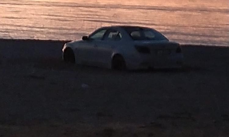 Civitanova, vogliono vedere l'alba in riva al mare ma l'auto si impantana Civitanova, vogliono vedere l'alba in riva al mare ma l'auto si impantana