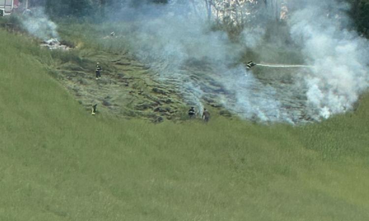 Incendio a Macerata: campo in fiamme, vigili del fuoco al lavoro (FOTO)