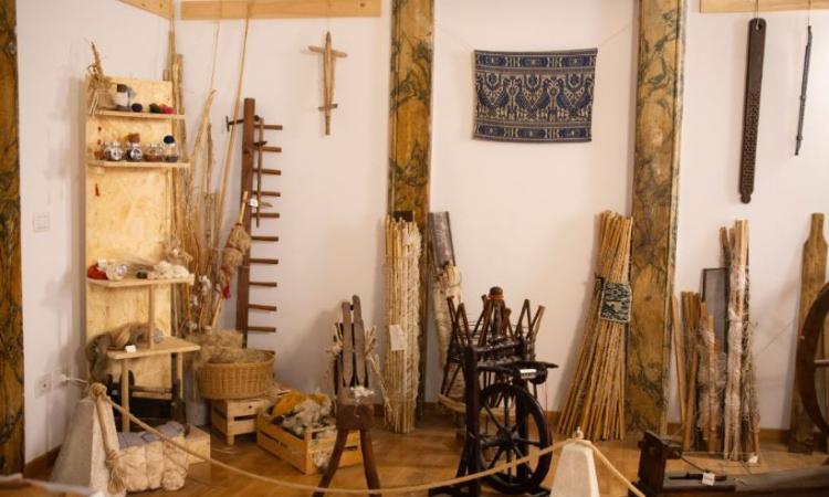 Macerata, il mondo dietro le borse in una mostra: appuntamento al Museo della Tessitura