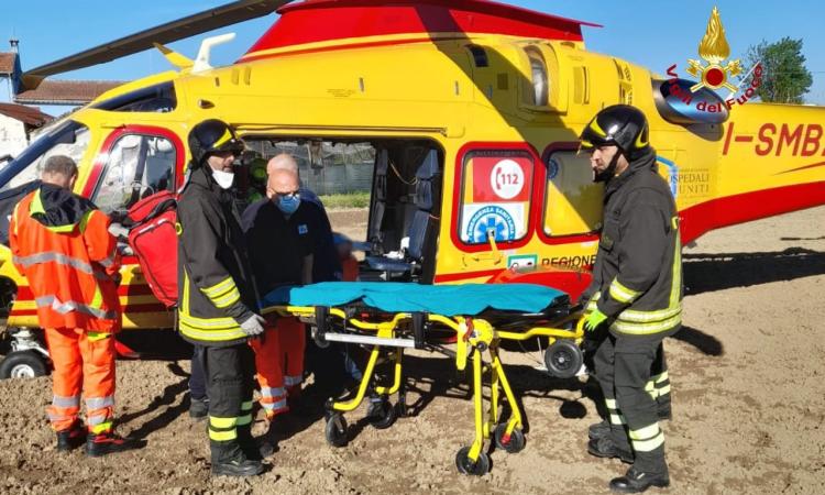 Scoppia incendio in un laboratorio: un ferito trasportato a Torrette in eliambulanza