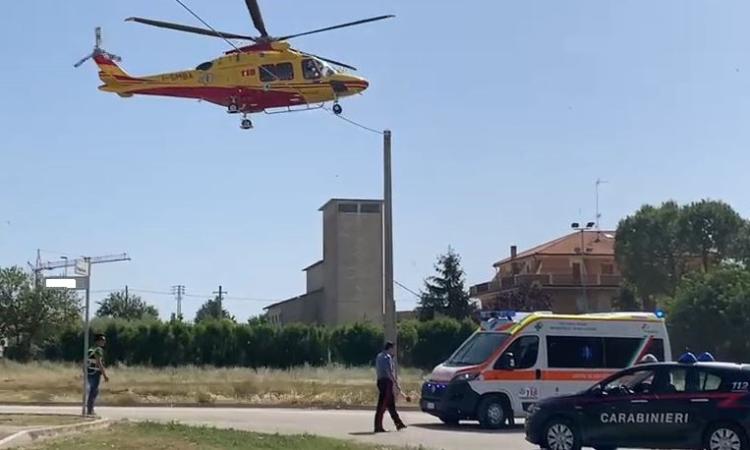 Loro Piceno, cade dal palo del telefono: 48enne soccorso in eliambulanza Loro Piceno, cade dal palo del telefono: 48enne soccorso in eliambulanza