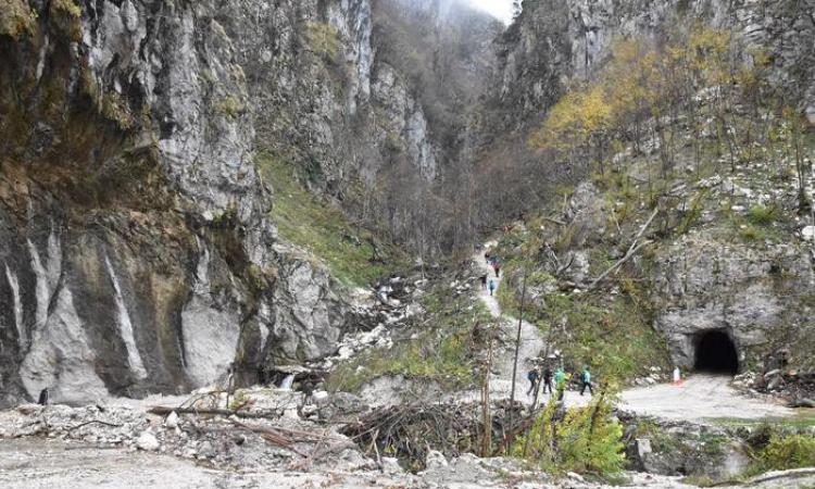 Frana all'Infernaccio, vietato il transito ai pedoni oltre il bivio per l’Eremo di San Leonardo