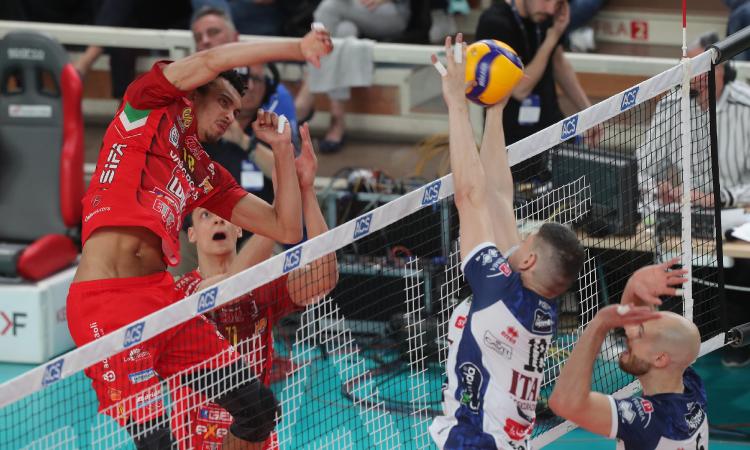 Finale Scudetto, Lube ko in tre set a Trento: senza Zaytsev l'Itas si porta sul 2-1