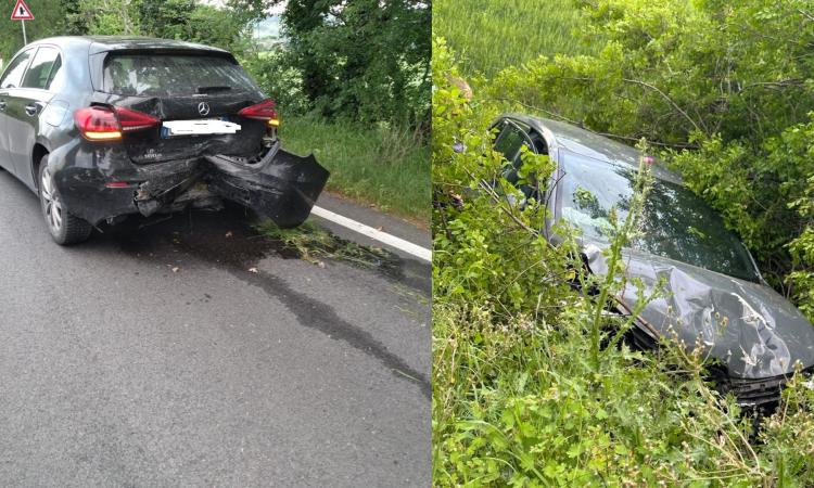 Treia, violento tamponamento: un'auto finisce nella scarpata. Due donne all'ospedale (FOTO) Treia, violento tamponamento: un'auto finisce nella scarpata. Due donne all'ospedale (FOTO)