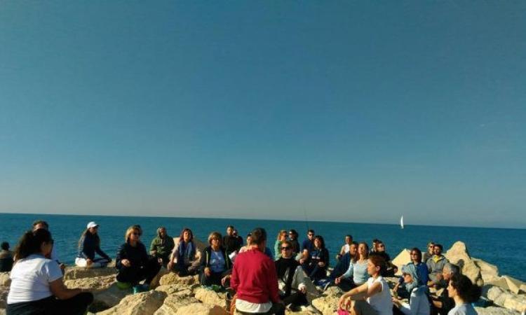 Civitanova, yoga al Faro Rosso: tornano i laboratori del benessere al lungomare Piermanni