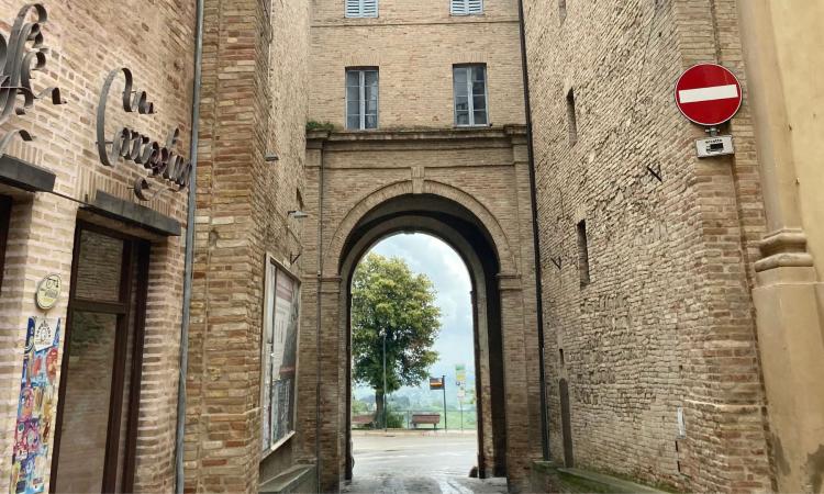 Treia, torna a splendere la porta principale della città