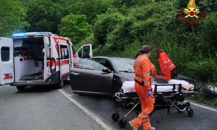 Pioraco, scontro tra due auto: cinque feriti, interviene l'eliambulanza Pioraco, scontro tra due auto: cinque feriti, interviene l'eliambulanza