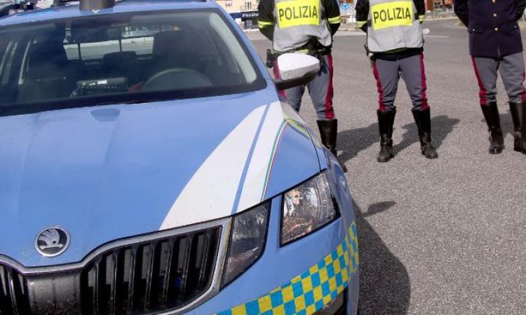 Filma gli insulti alla Polizia e posta il video su Instagram: denunciato 25enne