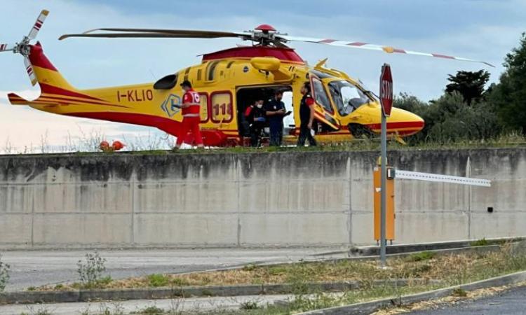 Montecosaro, perde l'equilibrio e cade dalle scale: uomo soccorso in eliambulanza