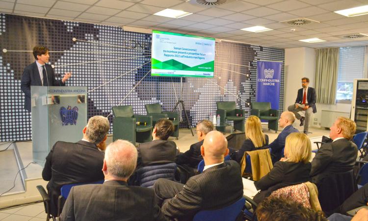 Marche, produzione manifatturiera in crescita (+2,1%): trainano calzature e abbigliamento