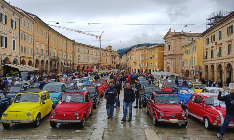 San Severino, la pioggia non ferma il raduno delle 500: le auto sfilano per le vie della città. Tutti i premiati