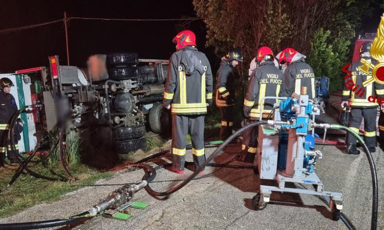 Montecassiano, autocisterna carica di Gpl si ribalta: strada chiusa al traffico (FOTO e VIDEO)