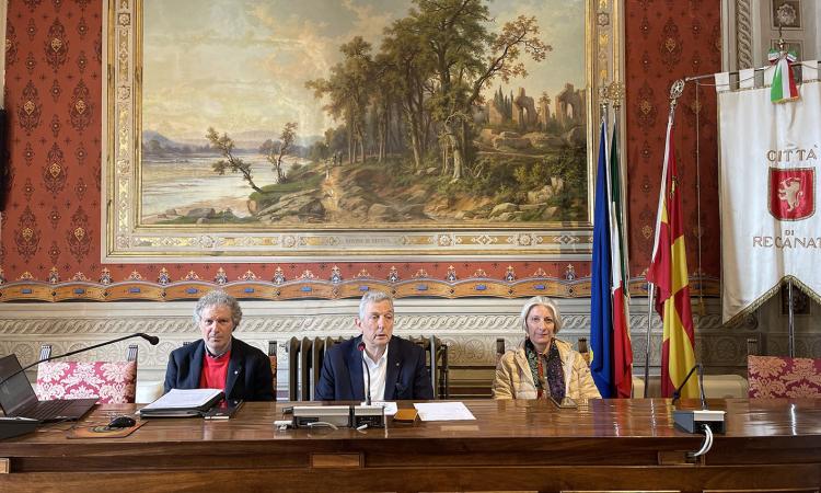 Recanati, stand gastronomici e musica: al via in piazza Leopardi la festa della birra