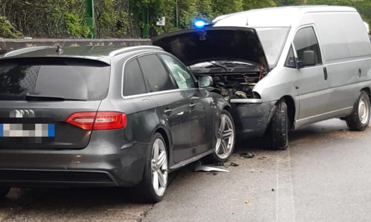 San Severino, scontro frontale tra auto e furgone: due feriti all'ospedale San Severino, scontro frontale tra auto e furgone: due feriti all'ospedale