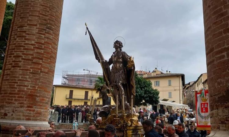 Corsa alla Spada, si entra nel vivo: la statua del patrono attraversa il cuore di Camerino