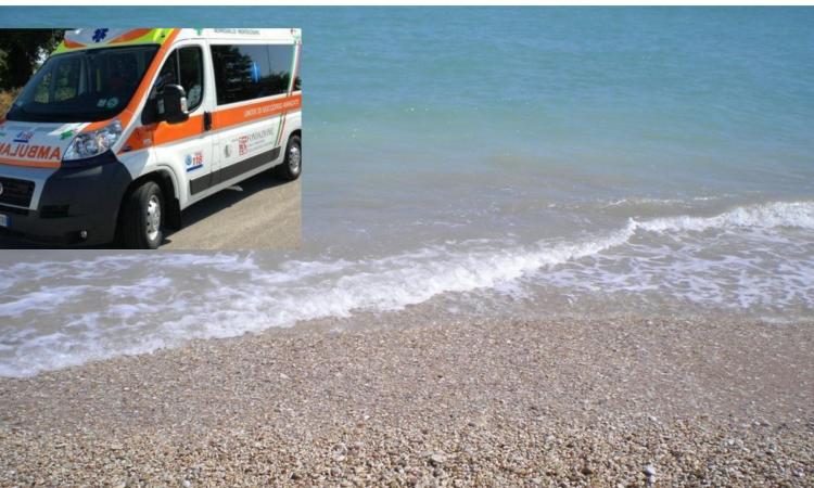 Dramma in spiaggia, ritrovato cadavere trasportato dal mare: si indaga per risalire all'identità